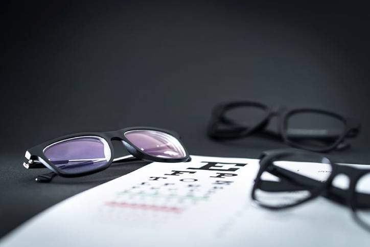 okulary na stole